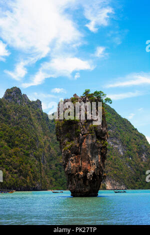 Ko Ta Pu o James Bond Island nella Baia di Phang Nga nel mare delle Andamane, Phuket, Tailandia. Bellissimo paesaggio con isola verde contro il cielo blu, estate vacati Foto Stock