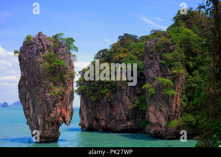 Ko Ta Pu o James Bond Island nella Baia di Phang Nga nel mare delle Andamane, Phuket, Tailandia. Bellissimo paesaggio con isola verde contro il cielo blu, estate vacati Foto Stock