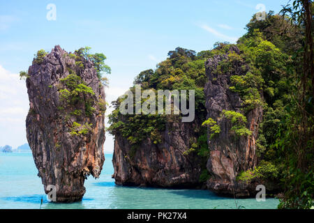 Ko Ta Pu o James Bond Island nella Baia di Phang Nga nel mare delle Andamane, Phuket, Tailandia. Bellissimo paesaggio con isola verde contro il cielo blu, estate vacati Foto Stock