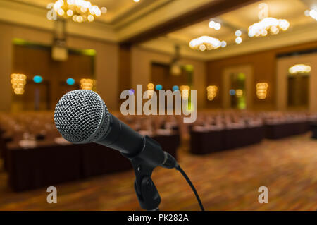 Microfono su astratto foto sfocata della sala conferenze o sala seminario sullo sfondo Foto Stock