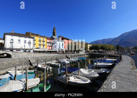 Borgo di Ascona e barche, Svizzera Foto Stock