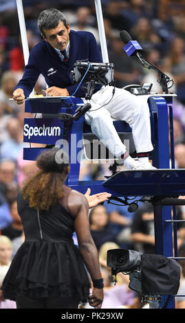 Serena Williams degli Stati Uniti sostiene con sedia arbitro Carlos Ramos nella seconda serie durante il singolare femminile partita finale degli US Open Tennis Tournament di Arthur Ashe Stadium USTA Billie Jean King National Tennis Center in Flushing, Queens, a New York City, Stati Uniti, 8 settembre 2018. Credito: AFLO/Alamy Live News Foto Stock