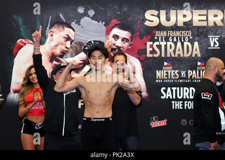 Los Angeles, California, USA. 7 Sep, 2018. Kazuto Ioka (JPN) Boxe : Kazuto Ioka del Giappone assiste il funzionario pesare-in per il suo 10R super pesi mosca bout di SUPERFLY 3 con trainer Ismael Salas (2 L) a Los Angeles, California, Stati Uniti . Credito: AFLO/Alamy Live News Foto Stock