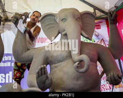 Bangkok, Bangkok, Thailandia. 8 Sep, 2018. Un artigiano si applica il sigillante per l'argilla non verniciata su una statua Ganesh al Wat Witsanu tempio indù, chiamato anche il tempio di Vishnu, in Bangkok. Artigiani indiani stanno rendendo le statue di divinità Indù Ganesha per la Ganesh Chaturthi o Ganesh Festival, tenutosi a templi indù in settembre. Tutti gli artigiani, e l'argilla che utilizzano per la moda le statue, provengono da India ogni anno per fare le statue. Sebbene la Thais sono prevalentemente buddista, il Signore Ganesh, l'Hindu overcomer di ostacoli, è adorato da molti thailandesi e Ganesh Chaturthi è cel Foto Stock