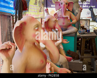 Bangkok, Bangkok, Thailandia. Decimo Sep, 2018. Ganesha statue per uso in Ganesh Chaturthi osservanze in Thailandia nel processo di verniciatura al Wat Witsanu tempio indù (chiamato anche il tempio di Vishnu) in Bangkok. Artigiani indiani stanno rendendo le statue di divinità Indù Ganesha per la Ganesh Chaturthi o Ganesh Festival, tenutosi a templi indù in settembre. Tutti gli artigiani, e l'argilla che utilizzano per la moda le statue, provengono da India ogni anno per fare le statue. Sebbene la Thais sono prevalentemente buddista, il Signore Ganesh, l'Hindu overcomer di ostacoli, è adorato da molti T Foto Stock