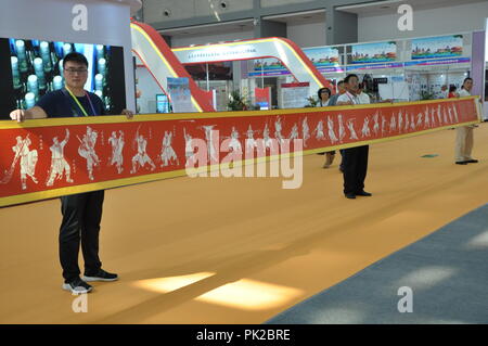 Settembre 10, 2018 - Xi'an, Xi'an, Cina - Xi'an, Cina-dieci metri lungo il taglio della carta può essere visto in Xi'an, Cina nord-occidentale della provincia di Shaanxi. Credito: SIPA Asia/ZUMA filo/Alamy Live News Foto Stock