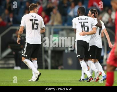 Sinsheim, Deutschland. 09Sep, 2018. firo: 09.09.2018 football, calcio, squadra nazionale, Germania, amichevole, GER, Germania - Perù, 2: 1, Finale di giubilo, Niklas SULE, SUELE, DFB, Germania, Antonio RUDIGER, RUEDIGER, DFB, Germania, Nico SCHULZ, DFB, Germania, figura intera, | Utilizzo di credito in tutto il mondo: dpa/Alamy Live News Foto Stock