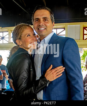 Hutchinson Kansas, Stati Uniti d'America. 8 Sep, 2018. Candidato indipendente Greg Orman ottiene un abbraccio e un sguardo adorante da sua moglie Sybil dopo il suo discorso di ceppo al Kansas State Fair settembre 8, 2018. Credito: Mark Reinstein/media/punzone Alamy Live News Foto Stock