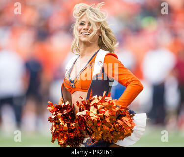 Settembre 09, 2018: Denver Broncos cheerleader durante il terzo trimestre di un matchup NFL tra i Seattle Seahawks e Denver Broncos a Broncos Stadium at Mile High Denver CO, Scott D Stivason/Cal Sport Media Foto Stock