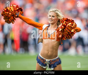 Settembre 09, 2018: Denver Broncos cheerleader durante il terzo trimestre di un matchup NFL tra i Seattle Seahawks e Denver Broncos a Broncos Stadium at Mile High Denver CO, Scott D Stivason/Cal Sport Media Foto Stock