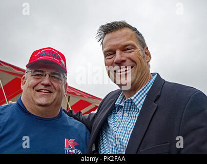 Hutchinson Kansas, Stati Uniti d'America. 8 Sep, 2018. Attuale Segretario di Stato repubblicano Kris Kobach a conclusione del dibattito pone con un sostenitore che indossa un cappello di Malaga. Credito: Mark Reinstein/media/punzone Alamy Live News Foto Stock