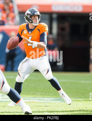 Settembre 09, 2018: Denver Broncos quarterback caso Keenum (4) guardando a sinistra durante il quarto trimestre di un matchup NFL tra i Seattle Seahawks e Denver Broncos a Broncos Stadium at Mile High Denver CO, Scott D Stivason/Cal Sport Media Foto Stock