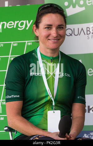 Londra, Regno Unito. Il 9 settembre, 2018. Dame Sarah Storey DBE è intervistato prima del 77km London stadio (stadio 8) dell'OVO Energy Tour della Gran Bretagna cycle race. Credito: Mark Kerrison/Alamy Live News Foto Stock