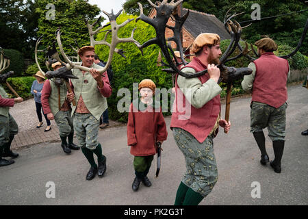 Abbots Bromley, Staffs, Regno Unito. Decimo Sep, 2018. L'Abbots Bromley Horn Dance è uno dei più antichi annuale doganale rurale ancora in corso oggi. Dopo aver raccolto le corna dalla chiesa al mattino, sei cervi-uomini, uno sciocco, un hobby cavallo, Bowman e Maid Marian, eseguire la loro danza alla musica in corrispondenza di posizioni in tutto il villaggio di Abbots Bromley e allevamenti circostanti e pub, oggi 10 settembre 2018 in Abbots Bromley, Staffordshire. Credito: David Levenson/Alamy Live News Foto Stock