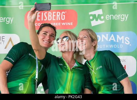 Londra, Regno Unito. Il 9 settembre, 2018. Doppio misto badminton Olympic silver medallist Gail emm prende un selfie con Dame Sarah piani (l) e Polly Burge (r) prima del 77km London stadio (stadio 8) dell'OVO Energy Tour della Gran Bretagna cycle race. Credito: Mark Kerrison/Alamy Live News Foto Stock