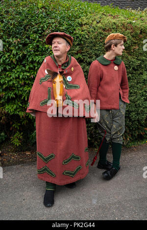 Abbots Bromley, Staffs, Regno Unito. Decimo Sep, 2018. L'Abbots Bromley Horn Dance è uno dei più antichi annuale doganale rurale ancora in corso oggi. Dopo aver raccolto le corna dalla chiesa al mattino, sei cervi-uomini, uno sciocco, un hobby cavallo, Bowman e Maid Marian, eseguire la loro danza alla musica in corrispondenza di posizioni in tutto il villaggio di Abbots Bromley e allevamenti circostanti e pub, oggi 10 settembre 2018 in Abbots Bromley, Staffordshire. Credito: David Levenson/Alamy Live News Foto Stock