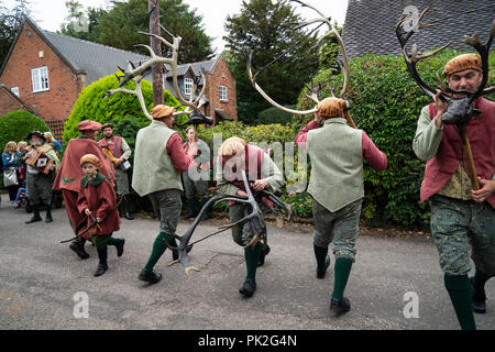 Abbots Bromley, Staffs, Regno Unito. Decimo Sep, 2018. L'Abbots Bromley Horn Dance è uno dei più antichi annuale doganale rurale ancora in corso oggi. Dopo aver raccolto le corna dalla chiesa al mattino, sei cervi-uomini, uno sciocco, un hobby cavallo, Bowman e Maid Marian, eseguire la loro danza alla musica in corrispondenza di posizioni in tutto il villaggio di Abbots Bromley e allevamenti circostanti e pub, oggi 10 settembre 2018 in Abbots Bromley, Staffordshire. Credito: David Levenson/Alamy Live News Foto Stock