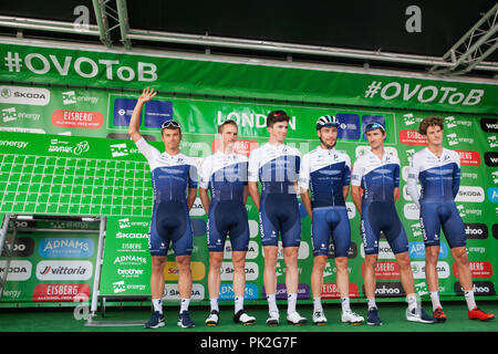 Londra, Regno Unito. Il 9 settembre, 2018. Piloti provenienti da quella Pro Cycling team sono presentati prima del 77km London stadio (stadio 8) dell'OVO Energy Tour della Gran Bretagna cycle race. Credito: Mark Kerrison/Alamy Live News Foto Stock