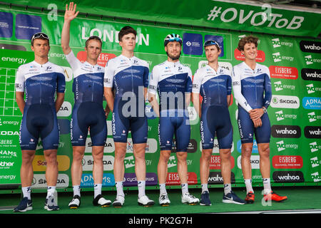 Londra, Regno Unito. Il 9 settembre, 2018. Piloti provenienti da quella Pro Cycling team sono presentati prima del 77km London stadio (stadio 8) dell'OVO Energy Tour della Gran Bretagna cycle race. Credito: Mark Kerrison/Alamy Live News Foto Stock