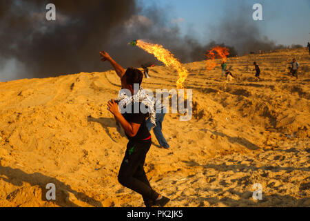 Settembre 10, 2018 - almeno 10 palestinesi su una flottiglia di decine di navi da guerra lanciato dalla città di Gaza sono stati feriti da marina israeliana spari dopo l'avvicinamento alla frontiera marittima fuori la costa di Gaza. Decine di dimostranti palestinesi sono stati anche feriti da arma da fuoco israeliano e gas lacrimogeni durante una dimostrazione sulla costa vicino a Gaza City. La manifestazione è stata organizzata dalla maggiore commissione nazionale del Grande marzo di ritorno e la rottura di Gaza assedio, che ha tentato di rompere le undici anni-lungo il blocco dell'enclave palestinese. La flottiglia partì il porto di Gaza City voce t Foto Stock