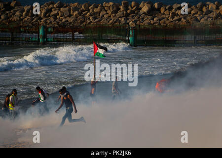 Settembre 10, 2018 - almeno 10 palestinesi su una flottiglia di decine di navi da guerra lanciato dalla città di Gaza sono stati feriti da marina israeliana spari dopo l'avvicinamento alla frontiera marittima fuori la costa di Gaza. Decine di dimostranti palestinesi sono stati anche feriti da arma da fuoco israeliano e gas lacrimogeni durante una dimostrazione sulla costa vicino a Gaza City. La manifestazione è stata organizzata dalla maggiore commissione nazionale del Grande marzo di ritorno e la rottura di Gaza assedio, che ha tentato di rompere le undici anni-lungo il blocco dell'enclave palestinese. La flottiglia partì il porto di Gaza City voce t Foto Stock