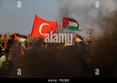 Settembre 10, 2018 - almeno 10 palestinesi su una flottiglia di decine di navi da guerra lanciato dalla città di Gaza sono stati feriti da marina israeliana spari dopo l'avvicinamento alla frontiera marittima fuori la costa di Gaza. Decine di dimostranti palestinesi sono stati anche feriti da arma da fuoco israeliano e gas lacrimogeni durante una dimostrazione sulla costa vicino a Gaza City. La manifestazione è stata organizzata dalla maggiore commissione nazionale del Grande marzo di ritorno e la rottura di Gaza assedio, che ha tentato di rompere le undici anni-lungo il blocco dell'enclave palestinese. La flottiglia partì il porto di Gaza City voce t Foto Stock