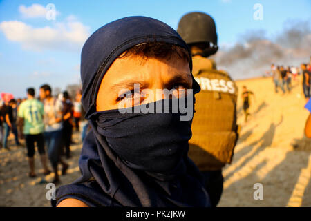 Settembre 10, 2018 - almeno 10 palestinesi su una flottiglia di decine di navi da guerra lanciato dalla città di Gaza sono stati feriti da marina israeliana spari dopo l'avvicinamento alla frontiera marittima fuori la costa di Gaza. Decine di dimostranti palestinesi sono stati anche feriti da arma da fuoco israeliano e gas lacrimogeni durante una dimostrazione sulla costa vicino a Gaza City. La manifestazione è stata organizzata dalla maggiore commissione nazionale del Grande marzo di ritorno e la rottura di Gaza assedio, che ha tentato di rompere le undici anni-lungo il blocco dell'enclave palestinese. La flottiglia partì il porto di Gaza City voce t Foto Stock