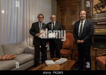 Perpignan, Catalogna Nord, Francia. Decimo Sep, 2018. Artur Mas, Josep Puigvert e Jean-Marc Pujol sono visibili durante il ricevimento. Artur Mas, 129presidente della Generalitat de Catalunya assiste l'evento istituzionale della Giornata della Catalogna a Perpignano accompagnato da Jean-Marc Pujol, sindaco della città e Josep Puigvert direttore della casa della Generalitat di Perpignan. Credito: Paco Freire SOPA/images/ZUMA filo/Alamy Live News Foto Stock