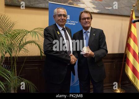 Perpignan, Catalogna Nord, Francia. Decimo Sep, 2018. Jean-Marc Pujol è visto consegna le chiavi della città al Presidente Artur Mas durante la sua visita. Artur Mas, 129presidente della Generalitat de Catalunya assiste l'evento istituzionale della Giornata della Catalogna a Perpignano accompagnato da Jean-Marc Pujol, sindaco della città e Josep Puigvert direttore della casa della Generalitat di Perpignan. Credito: Paco Freire SOPA/images/ZUMA filo/Alamy Live News Foto Stock