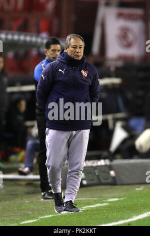 Buenos Aires, Argentina. 10 Settembre, 2018. Ariel Holan (independiente) a piedi la feield mentre si affaccia marrone in Buenos Aires, Argentina. Credito: Canon2260 la/Alamy Live News Foto Stock