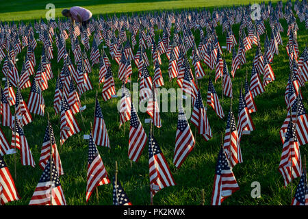 Omaha, Nebraska, Stati Uniti d'America. 10 Settembre, 2018. Omaggio di flag per la memoria delle vittime dell attentato terroristico di 9/11, 11 settembre 2001 al world trade center di New York City, ground zero Credit: Joerg Boethling/Alamy Live News Foto Stock