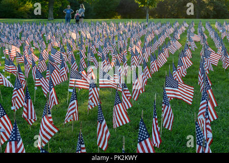 Omaha, Nebraska, Stati Uniti d'America. 10 Settembre, 2018. Omaggio di flag per la memoria delle vittime dell attentato terroristico di 9/11, 11 settembre 2001 al world trade center di New York City, ground zero Credit: Joerg Boethling/Alamy Live News Foto Stock