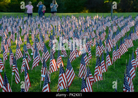 Omaha, Nebraska, Stati Uniti d'America. 10 Settembre, 2018. Omaggio di flag per la memoria delle vittime dell attentato terroristico di 9/11, 11 settembre 2001 al world trade center di New York City, ground zero Credit: Joerg Boethling/Alamy Live News Foto Stock