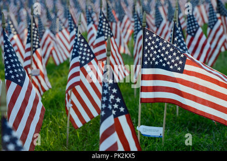 Omaha, Nebraska, Stati Uniti d'America. 10 Settembre, 2018. Omaggio di flag per la memoria delle vittime dell attentato terroristico di 9/11, 11 settembre 2001 al world trade center di New York City, ground zero Credit: Joerg Boethling/Alamy Live News Foto Stock