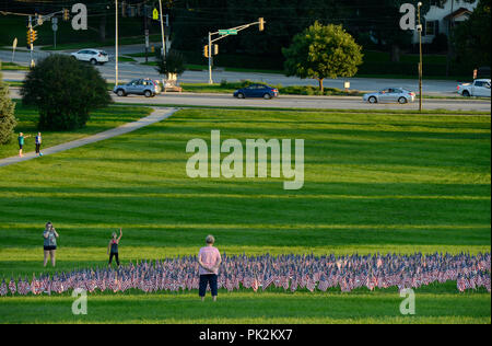 Omaha, Nebraska, Stati Uniti d'America. 10 Settembre, 2018. Omaggio di flag per la memoria delle vittime dell attentato terroristico di 9/11, 11 settembre 2001 al world trade center di New York City, ground zero Credit: Joerg Boethling/Alamy Live News Foto Stock