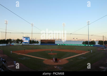 New York, Stati Uniti d'America. 24 Ago, 2016. 24.08.2016, USA, New York: vista da Staten Island a Manhattan con il baseball stadium in primo piano. (A DPA: ''Quinto e dimenticato": il turnaround per New York Staten Island' dal 11.09.2018) Credito: Christina Horsten/dpa/Alamy Live News Foto Stock