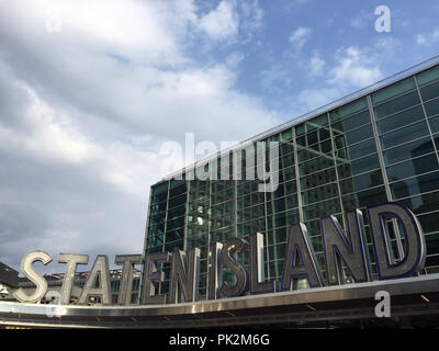 New York, Stati Uniti d'America. 03 Luglio, 2017. 03.07.2017, USA, New York: il porto di Staten Island Ferry a Manhattan e un traghetto. (A DPA: ''Quinto e dimenticato": il turnaround per New York Staten Island' dal 11.09.2018) Credito: Christina Horsten/dpa/Alamy Live News Foto Stock