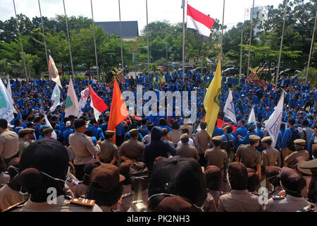 Pekanbaru, RIAU, Indonesia. Decimo Sep, 2018. Migliaia di studenti sono visto la dimostrazione e criticando le prestazioni del governo indonesiano guidato dal Presidente di Joko Widodo. I manifestanti hanno criticato le condizioni dell'economia indonesiana è stata colpita da un indebolimento della Rupiah tasso di cambio con il dollaro USA. Credito: Dedy Sutisna/ZUMA filo/Alamy Live News Foto Stock