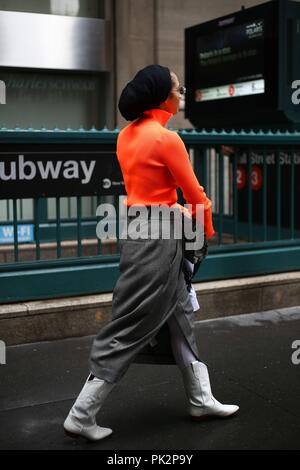 New York, Stati Uniti d'America. 09Sep, 2018. Un elegante showgoer in posa sulla strada fuori dell'Tibi mostra durante la settimana della moda di New York - Settembre 9, 2018 - Credit: Pista Manhattan ***per solo uso editoriale?*** | Verwendung weltweit/dpa/Alamy Live News Foto Stock