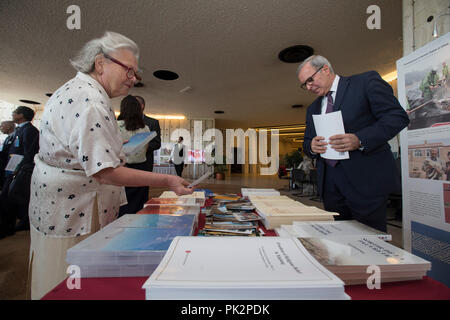 Ginevra, Svizzera. Decimo Sep, 2018. La gente visita la mostra "sviluppo dei diritti umani in Cina: 40 anni di riforma e apertura' a Ginevra, in Svizzera il 7 settembre 10, 2018. La mostra visualizzati alcuni 90 foto e 15 video di breve durata circa della Cina di progressi nel campo dei diritti umani dato che ha introdotto la politica di riforma e apertura 40 anni fa. Credito: Xu Jinquan/Xinhua/Alamy Live News Foto Stock