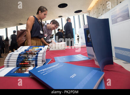 Ginevra, Svizzera. Decimo Sep, 2018. La gente visita la mostra "sviluppo dei diritti umani in Cina: 40 anni di riforma e apertura' a Ginevra, in Svizzera il 7 settembre 10, 2018. La mostra visualizzati alcuni 90 foto e 15 video di breve durata circa della Cina di progressi nel campo dei diritti umani dato che ha introdotto la politica di riforma e apertura 40 anni fa. Credito: Xu Jinquan/Xinhua/Alamy Live News Foto Stock