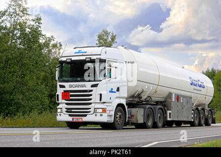 Scania bianco semi cisterna per trasporto SkanGas. Segno di ADR 223-1972 sta per metano o gas naturale liquido refrigerato. Salo, Finlandia - 31 agosto 20 Foto Stock