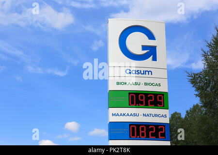 Gasum gas naturale stazione di rifornimento segno con biogas e lng i prezzi rispetto ai prezzi della benzina a Salo, Finlandia - 13 luglio 2018. Foto Stock