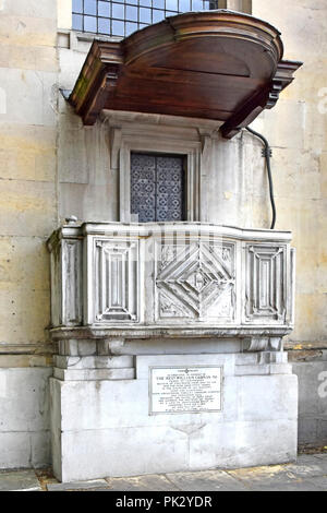 Storico Pulpito esterno & tettuccio sul muro esterno chiesa della Santa Trinità costruzione in memoria del rettore William Cadman Marylebone Road Londra Inghilterra REGNO UNITO Foto Stock