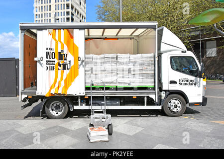 Vista laterale scorrevole a scomparsa tenda tirato indietro su autocarro autocarro per lo scarico di Evening Standard quotidiano free delivery Stratford East London Inghilterra England Regno Unito Foto Stock