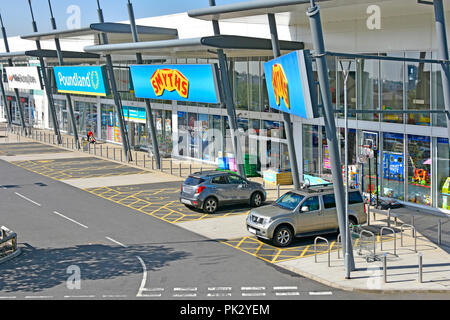 Guardando verso il basso sulla signori Smyth giocattoli & Poundland shopping retail stores & persona su sedia a rotelle handicap parcheggio bay Thurrock Shopping Park Essex England Regno Unito Foto Stock