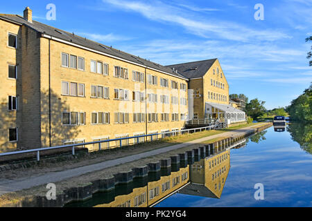 Rendezvous Hotel & Ristorante Conservatory riflesso in acqua ancora di Leeds Liverpool Canal Skipton Gateway per le Valli dello Yorkshire del Nord Inghilterra REGNO UNITO Foto Stock