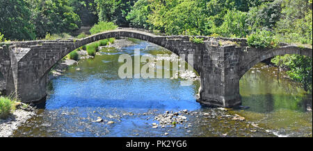 Vista del centro di rovine arco costruito come stretto packhorse tre archi Ponte Pietra Cromwells Ponte sul Fiume Hodder Hurst Green Lancashire England Regno Unito Foto Stock