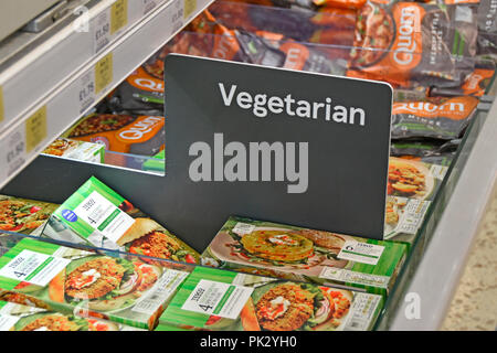 Chiusura del segno vegetariano in alimenti congelati supermercato negozio self service vetrina con verdura trimestre pounders burger & Quorn England Regno Unito Foto Stock