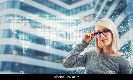 Business donna con gli occhiali sulla schermata digitale interfaccia. La moderna tecnologia artificil concetto di intelligenza. Servizi virtuali per gestire l'efficienza Foto Stock